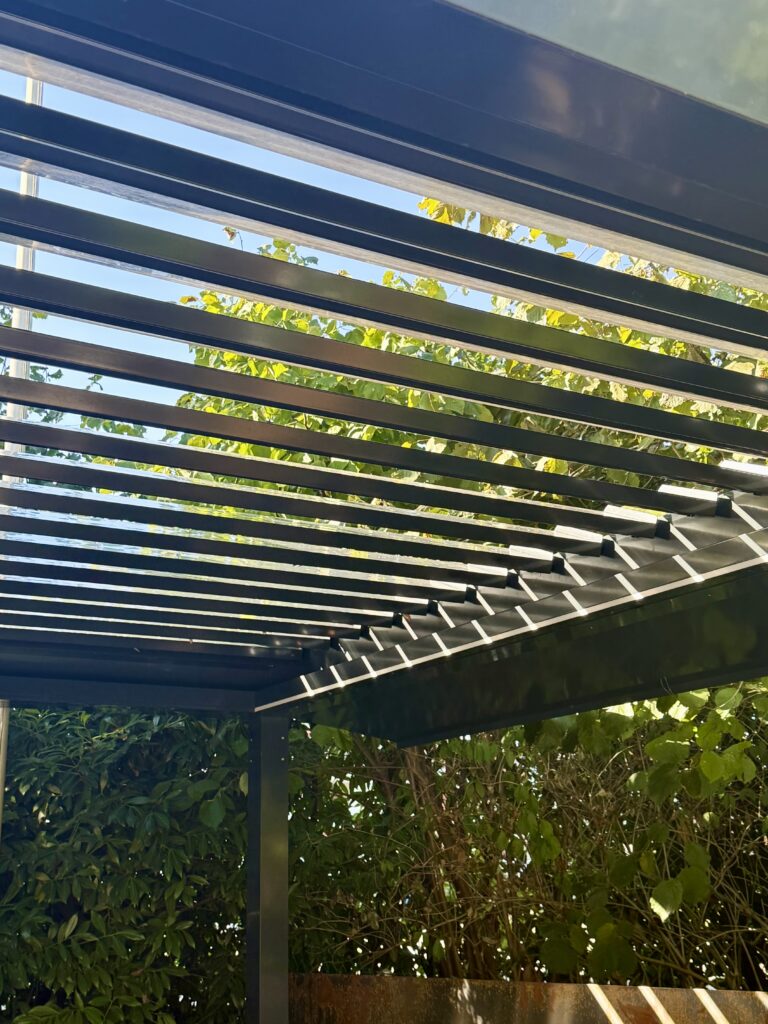 Lamellen Pergola auf Terrasse in der Region Aarau
